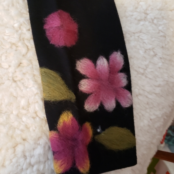 Beautuful black sweater with flowers in XL - Picture 8 of 8
